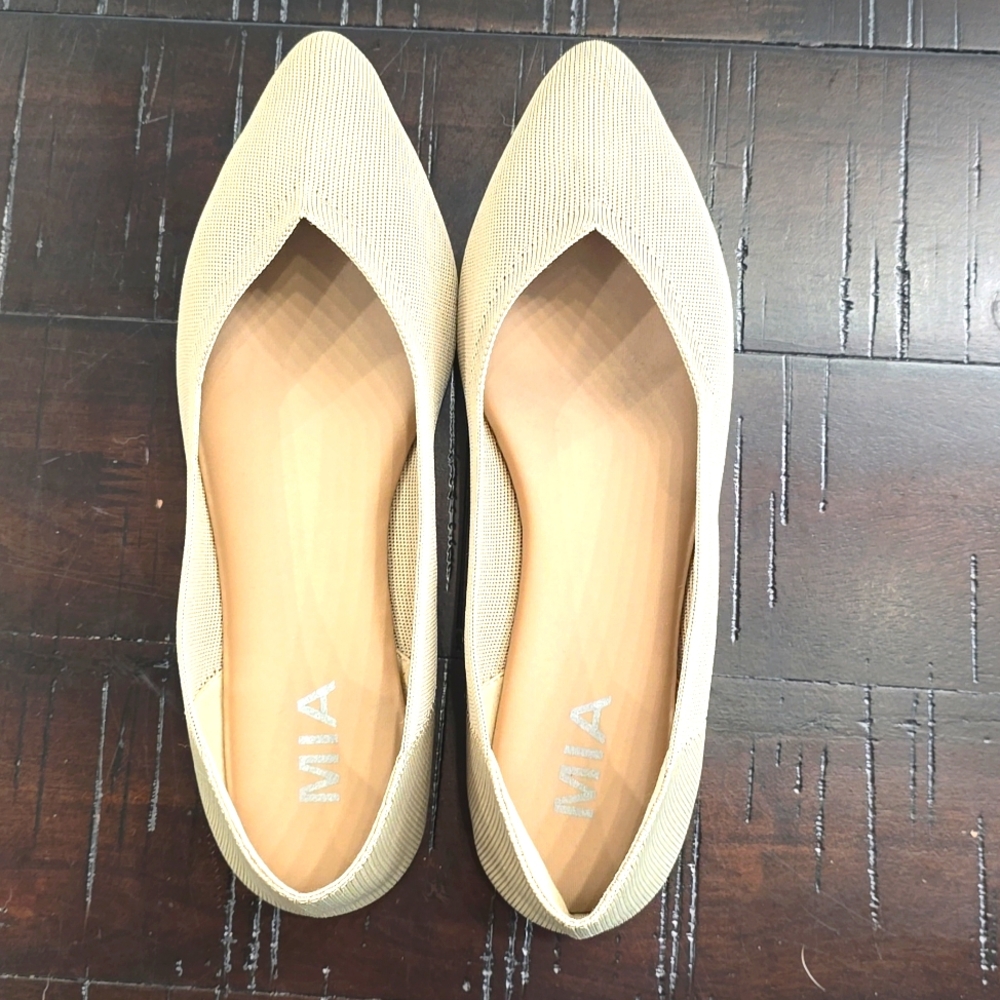 Mia Flats size 7